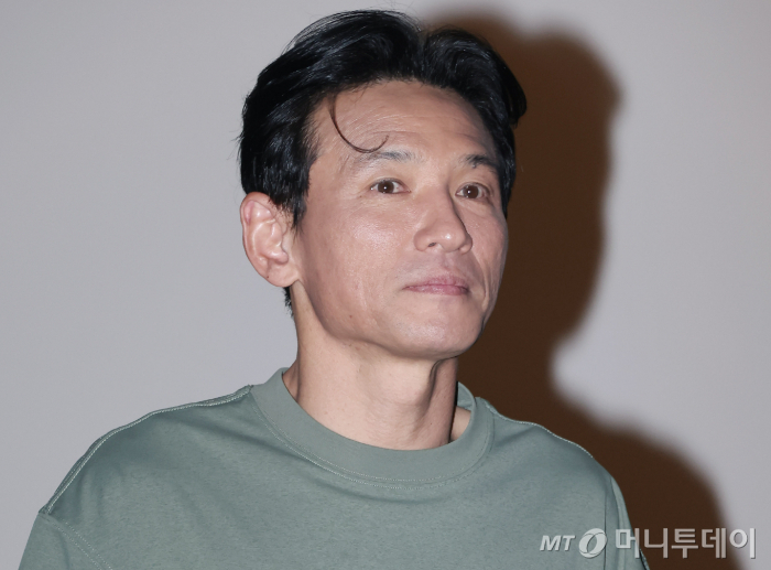배우 황정민이 스토킹 혐의로 고소한 여성에게 1년간 60여 차례 먼저 전화를 건 것으로 드러났다. 여성은 이를 근거로 일방적인 스토킹이 아니라고 주장하고 있지만, 통화 대부분 황정민이 "제발 연락하지 말라"고 호소하는 내용이었던 것으로 전해졌다. /사진=이동훈 photoguy@