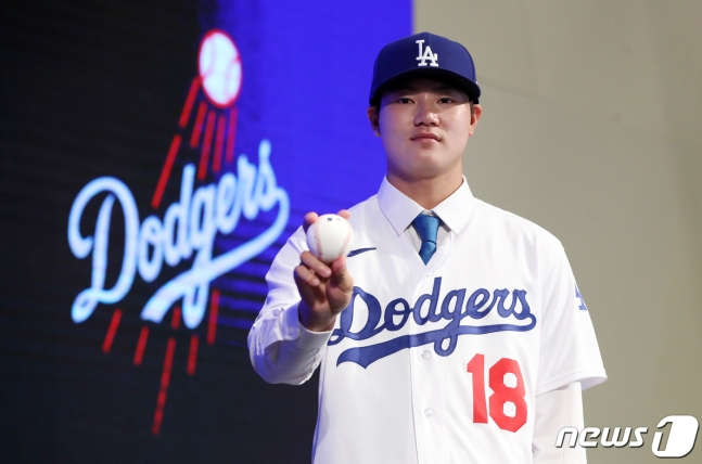 지난 2023년 다저스 입단식을 치른 장현석의 모습. /사진=뉴스1