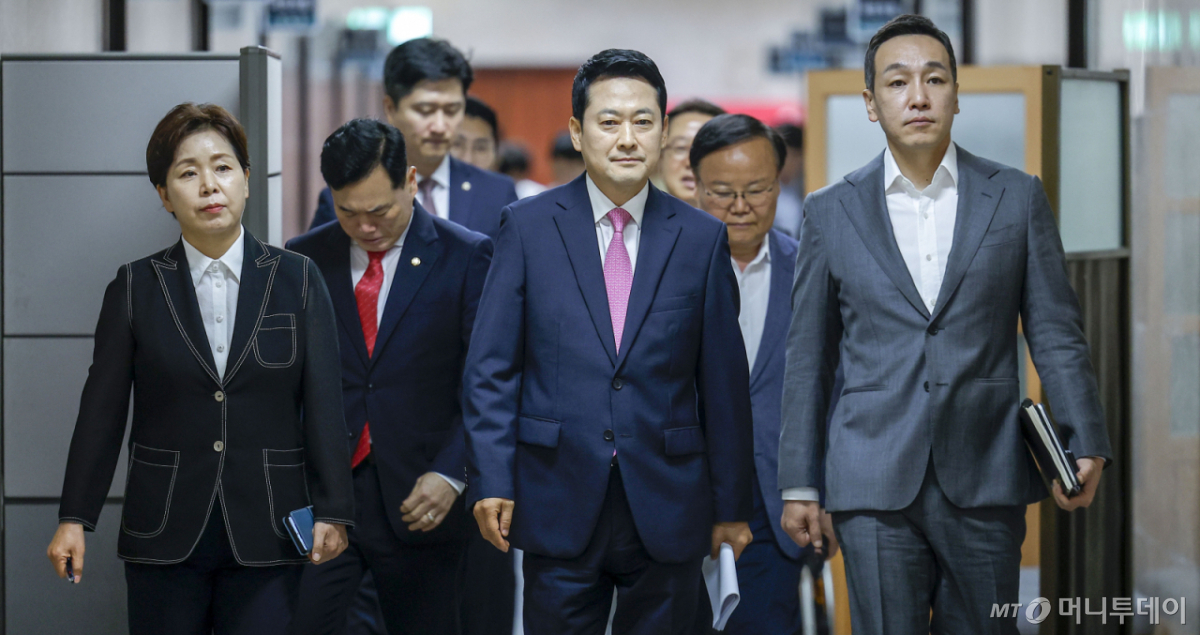 [서울=뉴시스] 정병혁 기자 = 장동혁 국민의힘 대표를 비롯한 당 지도부가 6일 서울 여의도 국회에서 열린 최고위원회의에 참석하고 있다. 2026.08.06. jhope@newsis.com /사진=정병혁