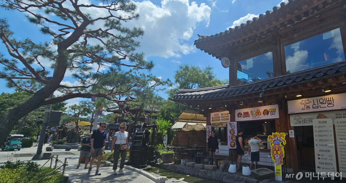 지난 6일 전주 한옥마을을 방문한 외국인 관광객의 모습. / 사진 = 오진영 기자