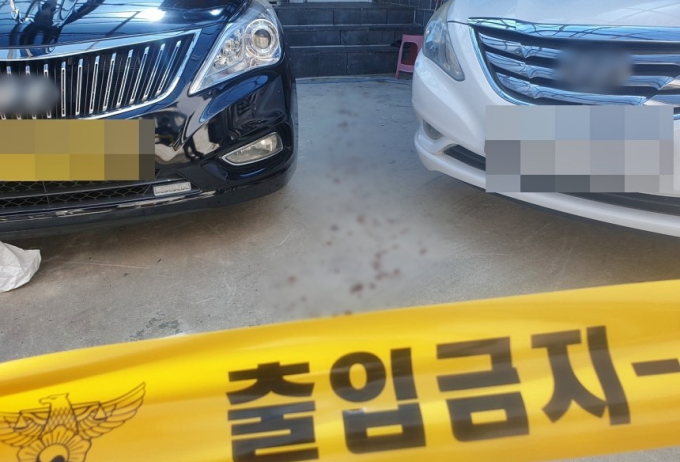2021년 8월 7일 전북 전주시 완산구 한 주택에서 흉기를 휘둘러 의붓딸을 살해한 50대 남성이 경찰에 붙잡혔다. 사진은 현장에 출입을 금지하는 폴리스라인이 설치된 모습./사진=뉴스1