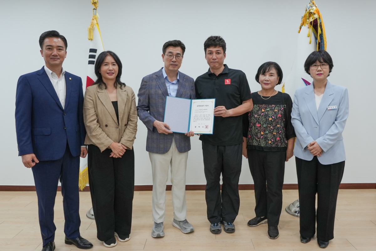 고덕택지상가에 제11호 골목형상점가 지정서 전달식./사진제공=평택시