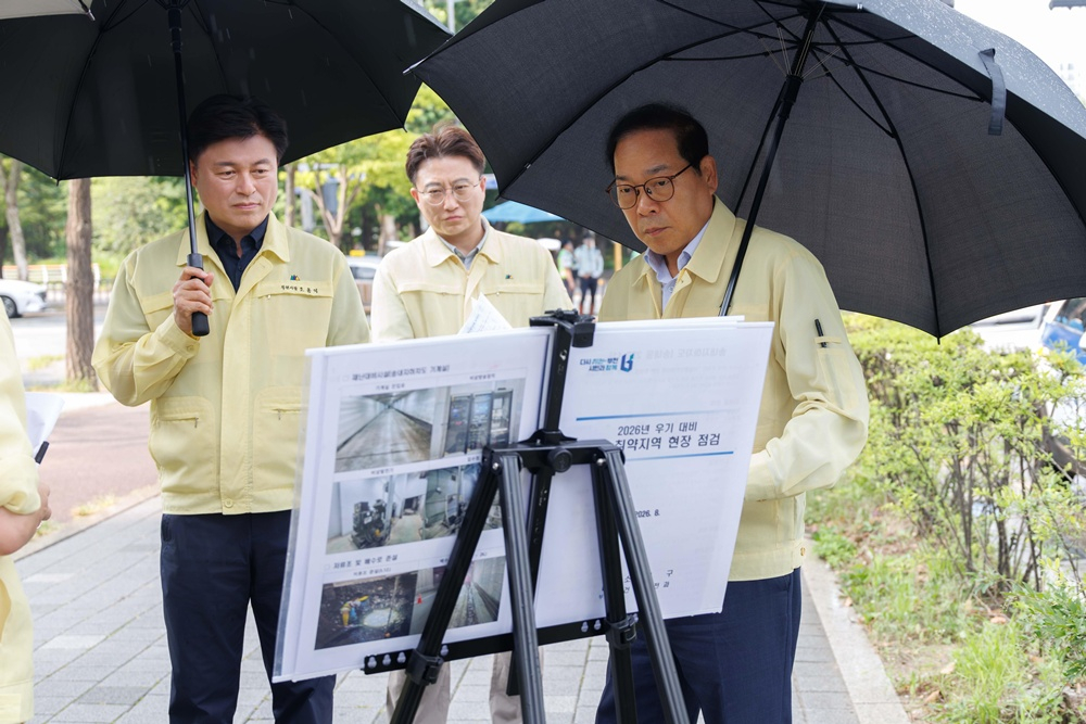 조용익 부천시장과 박병권 부천시의장이 지난 5일 관내 침수피해 우려지역 점검에 나섰다./사진제공=부천시