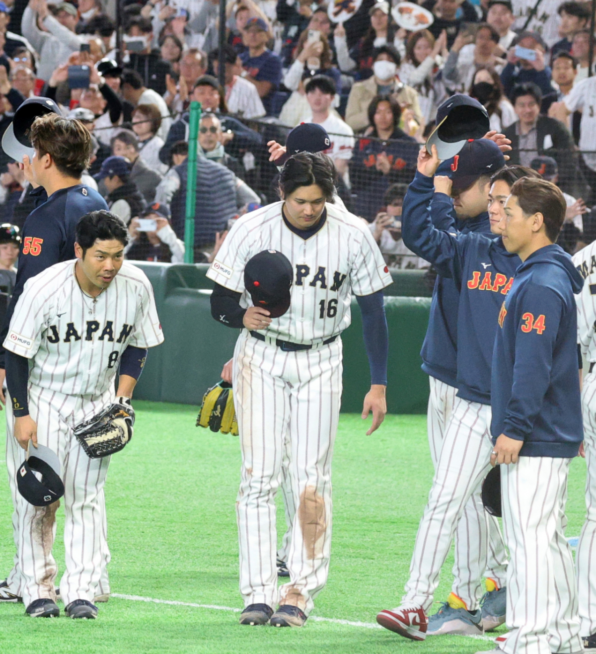 일본 오타니 쇼헤이가 7일 도쿄돔에서 열린 2026 WBC 도쿄POOL 대한민국과 일본경기를 마친 후 관중석 팬들에 인사를 한 후 한국 더그아웃을 향해서도 목례를 하고 있다. 026.03.07. /사진=강영조 cameratalks@