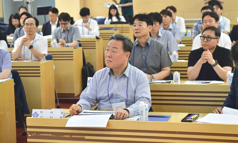 제3차 경영전략 워크숍에 함께하고 있는 시석중 경기신보 이사장./사진제공=경기신보