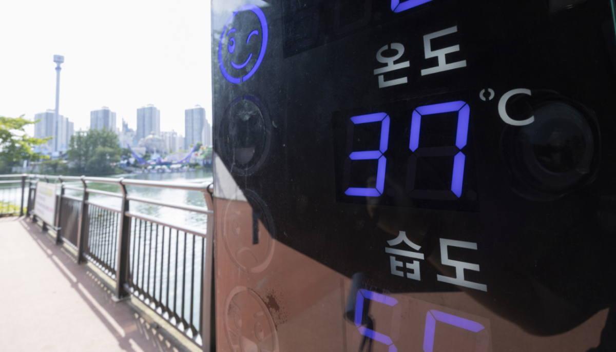 전국에 극한폭염이 계속되는 가운데 6일 서울 송파구 석촌호수에 위치한 온도계가 37도를 기록하고 있다./사진= 뉴스1