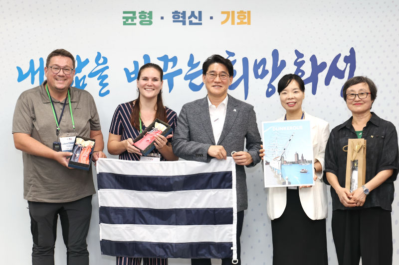 윤성진 화성특례시 제1부시장이 프랑스 덩케르크시 청소년 대표단과 기념촬영을 하고 있다./사진제공=화성시