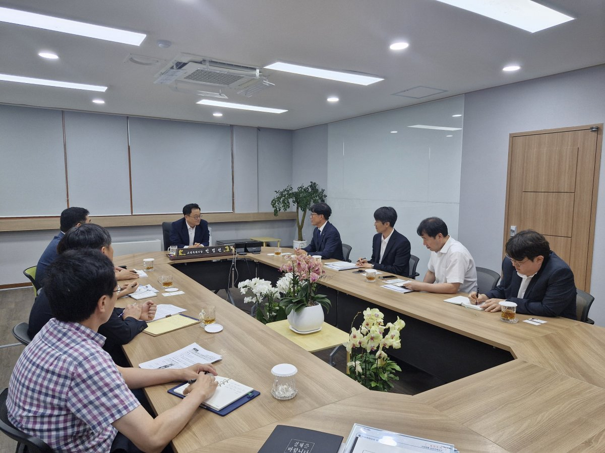 민경선 시장과 고양시, 한국토지주택공사 고양사업본부 관계자들이 주요 현안을 논의하고 있다. /사진제공=고양시