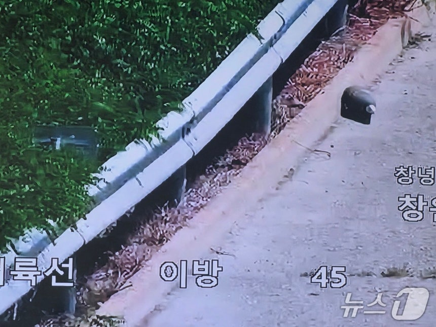 6일 오후 1시 47분쯤 경남 창녕 고속도로 갓길에서 포탄이 발견돼 한때 차량 통행이 전면 통제됐다. 군 당국 확인 결과 폭발 위험이 없는 모의탄으로 확인됐으며 현재 출처와 유입 경위를 조사하고 있다. /사진=뉴스1(경남경찰청 제공)