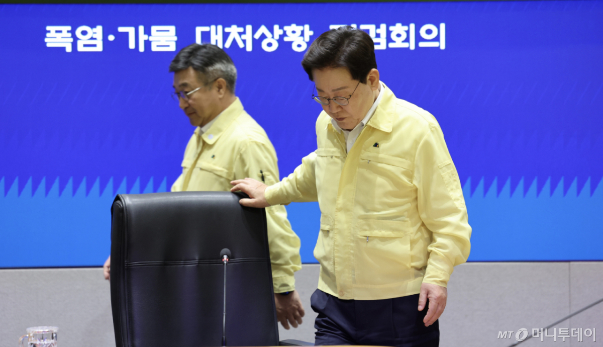 [서울=뉴시스] 김진아 기자 = 이재명 대통령이 6일 정부서울청사 중앙재난안전상황실 서울상황센터 열린  폭염 가뭄 대처상황 점검회의에 입장하고 있다.(청와대통신사진기자단) 2026.08.06. bluesoda@newsis.com /사진=조성봉