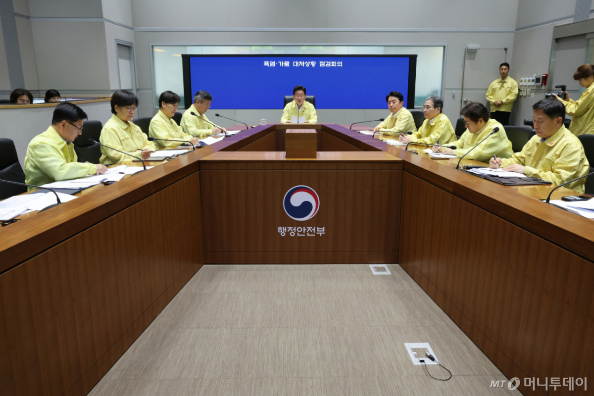 (서울=뉴스1) 이재명 기자 = 이재명 대통령이 6일 서울 종로구 정부서울청사에서 열린 폭염·가뭄 대처상황 점검회의에서 발언을 하고 있다. 2026.8.6/뉴스1 Copyright © 뉴스1. All rights reserved. 무단 전재 및 재배포, AI학습 이용 금지. /사진=(서울=뉴스1) 이재명 기자