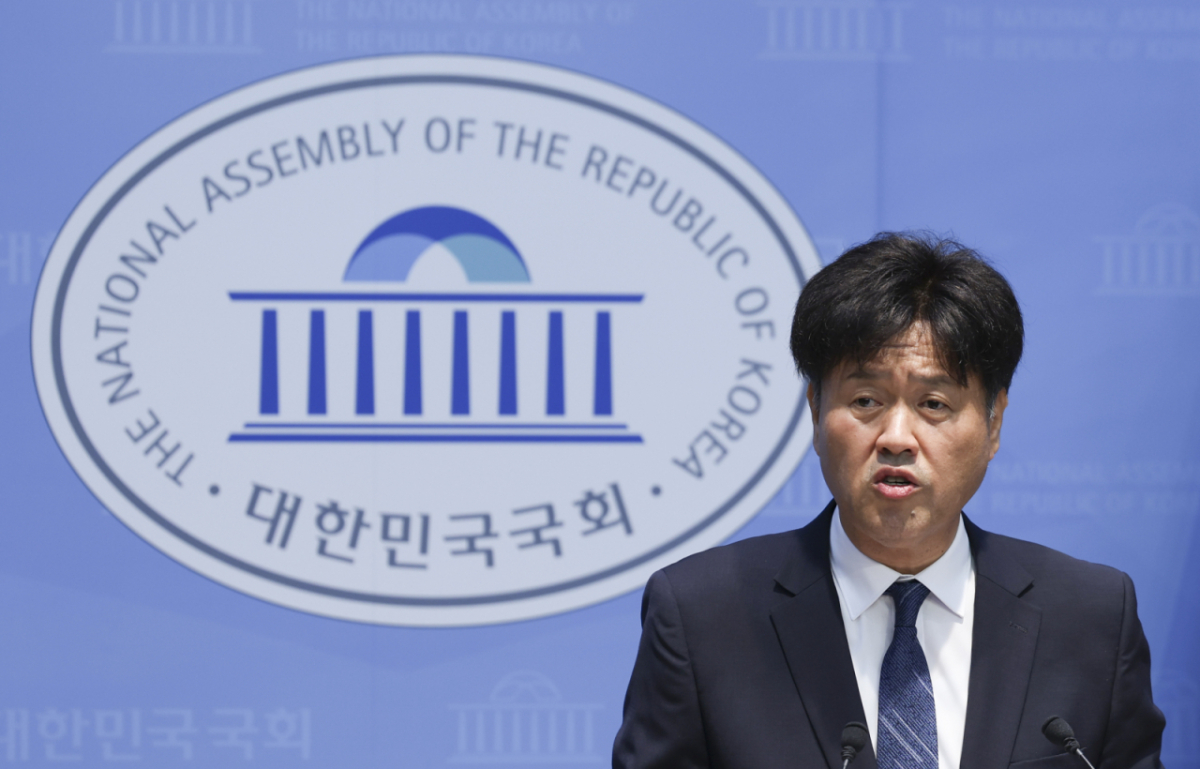 김용 전 민주연구원 부원장이 서울 여의도 국회 소통관에서 최고위원 출마 선언 기자회견을 하고 있다. /AFPBBNews=뉴스1