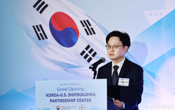 김정관 산업통상부 장관이 지난 7월23일(현지 시간) 미국 워싱턴 D.C. 메이프라워호텔에서 열린 '한-미 조선협력센터 개소식'에 참석해 인사말을 하고 있다. /사진=뉴시스