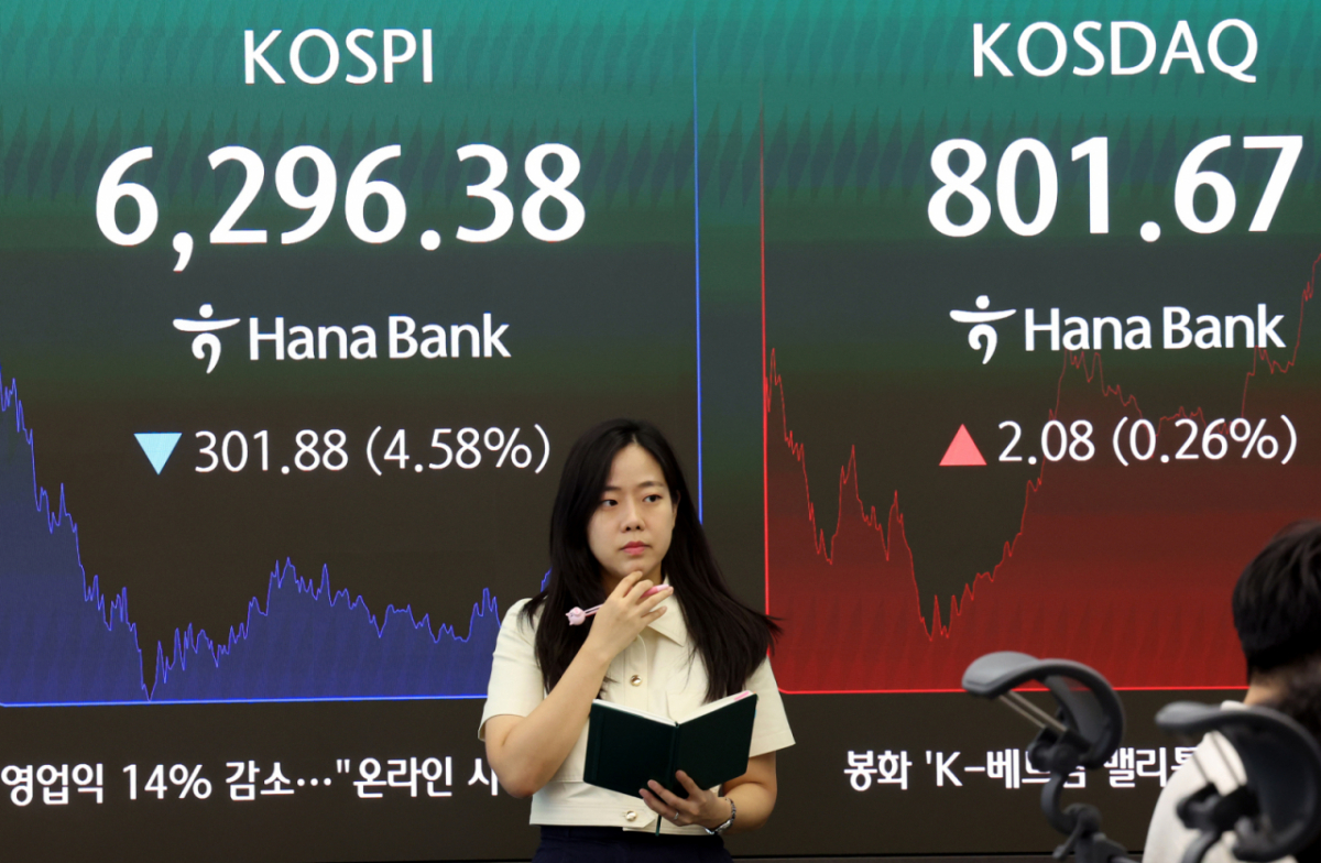 코스피가 301.88포인트(4.58%) 내린 6296.38 마감한 6일 오후 서울 중구 하나은행 딜링룸에서 딜러들이 업무를 보고 있다. /사진=뉴시스