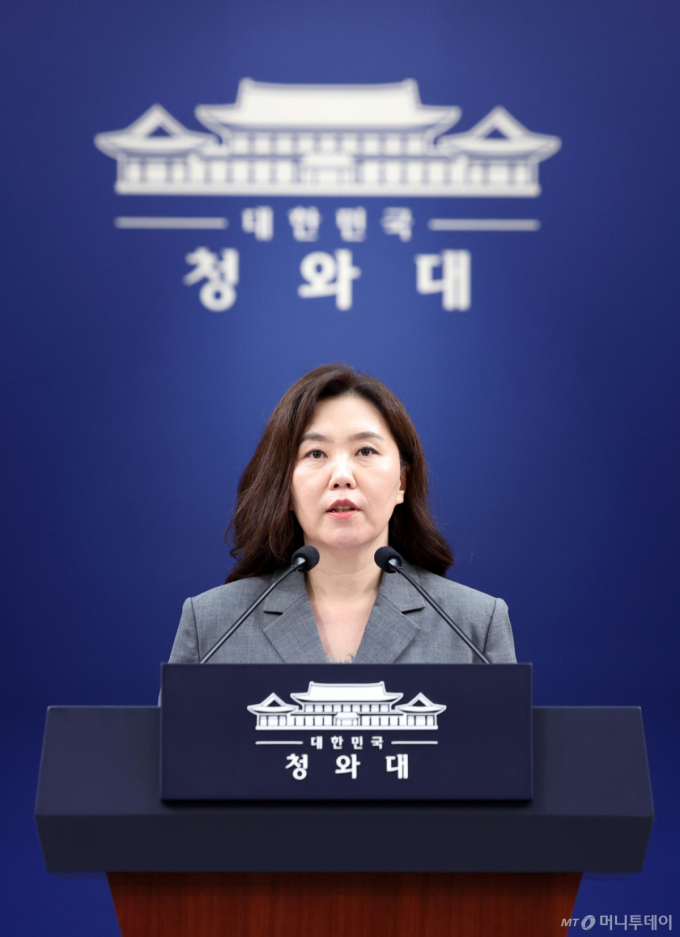 [서울=뉴시스] 김진아 기자 = 강유정 수석대변인이 15일 청와대 춘추관에서 환경미화원 임금 관련 대통령 지시사항에 대한 브리핑을 하고 있다. 2026.07.16. bluesoda@newsis.com /사진=김진아