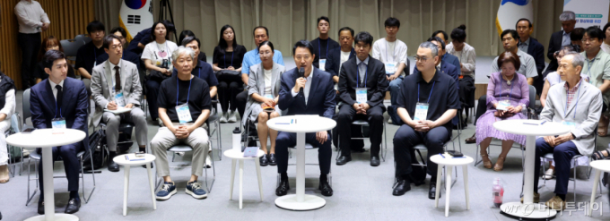 [서울=뉴시스] 박영태 기자 = 오세훈 서울시장이 6일 서울 중구 서울시청에서 열린 부동산 정상화를 위한 서울시민 대토론회에 참석해 모두발언을 하고 있다. /사진=박영태