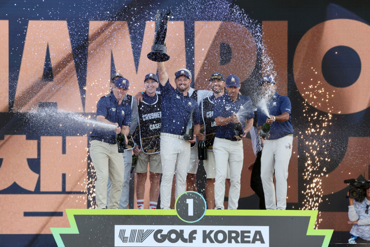 브라이언 디섐보의 팀 CRUSHERS GC 선수들이 2025년 5월 4일 인천 연수구 잭니클라우스 골프클럽에서 열린 'LIV 골프 코리아'(총상금 2500만 달러) 경기에서 팀 우승을 차지하고 세리머니를 하고 있다. /사진=임성균 기자