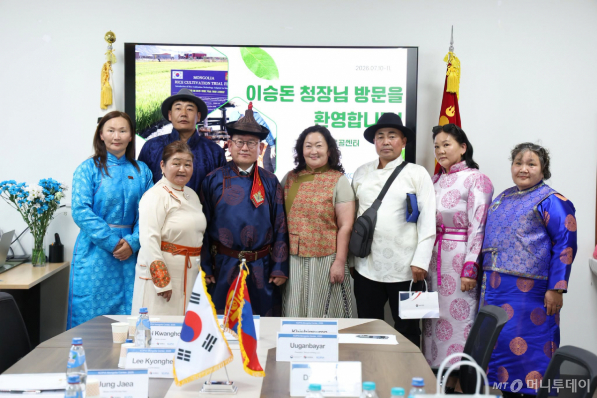 이승돈 농촌진흥청장이 지난 달 11일 코피아(KOPIA) 몽골센터에서 축산 시범마을 협동조합장, 동물약품·농자재 수입업체 관계자들을 만나 코피아 시범마을에 동물약품 등 농자재 도입을 확대하고 한국산 제품의 현지 진출을 지원하겠다는 뜻을 밝혔다. /사진=농촌진흥청