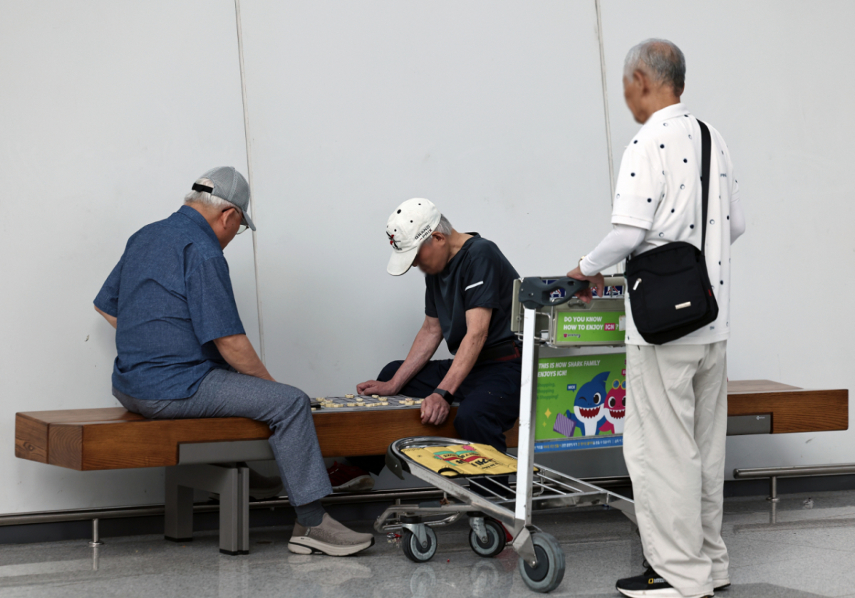 (인천공항=뉴스1) 구윤성 기자 = 5일 인천국제공항 제2여객터미널에서 어르신들이 장기를 두고 있다. 연일 이어지는 폭염에 마땅한 피서지를 찾지 못한 어르신들이 최근 쾌적한 실내환경과 편의시설을 갖춘 공항으로 발걸음을 옮기고 있다.  2026.8.5/뉴스1  Copyright © 뉴스1. All rights reserved. 무단 전재 및 재배포,  AI학습 이용 금지. /사진=(인천공항=뉴스1) 구윤성 기자