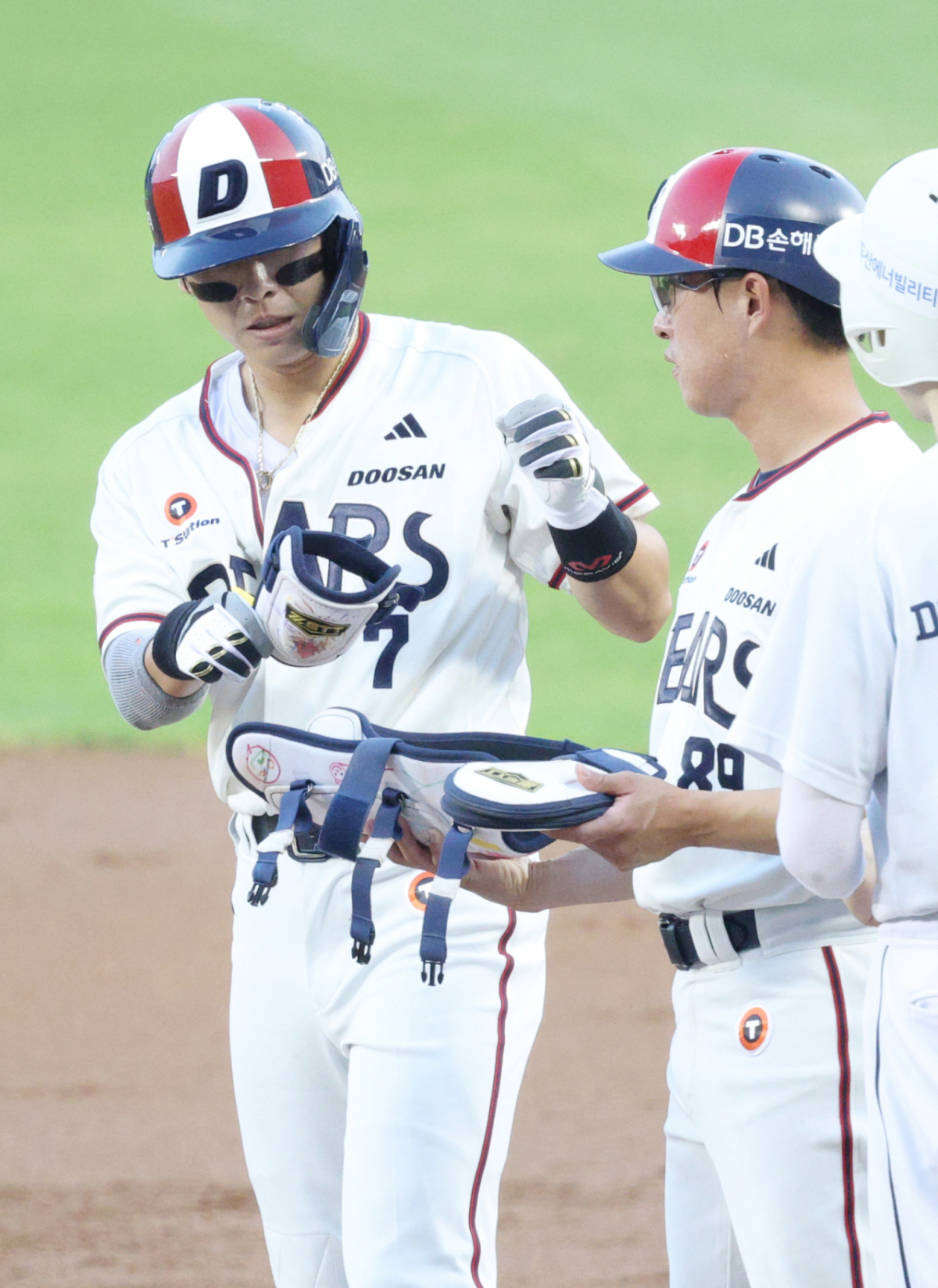 2026 신한 SOL KBO리그 두산 베어스 대 LG 트윈스 경기가 31일 서울 잠실야구장에서 열렸다. 두산 박찬호가 3회말 무사에서 좌전 안타를 날리고 출루한 후 코치의 환영을 받고 있다. /사진=김진경 kim.jinkyung@
