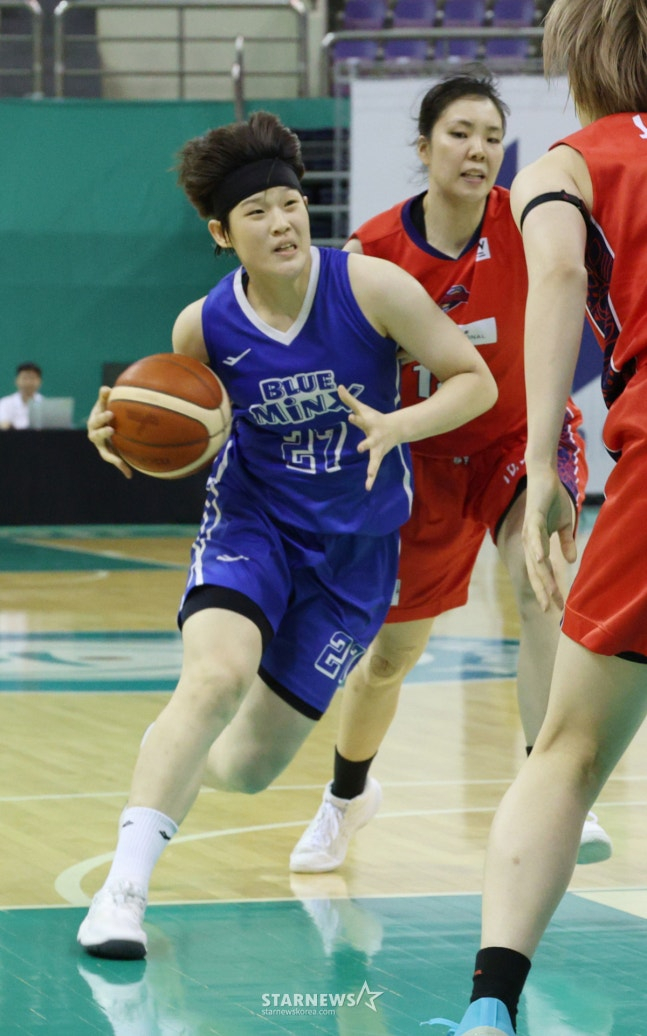 2026 ticketLINK WKBL 퓨처스리그 결승전 용인 삼성생명 대 일본 W리그 프레스티지 인터내셔널 아란마레의 경기가 6일 부천 실내체육관에서 열렸다. 삼성생명 이예나가 아란마레 아야노를 제치고 골밑으로 돌진하고 있다. /사진=김진경 대기자.