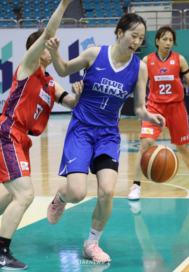 2026 ticketLINK WKBL 퓨처스리그 결승전 용인 삼성생명 대 일본 W리그 프레스티지 인터내셔널 아란마레의 경기가 6일 부천 실내체육관에서 열렸다. 삼성생명 최예슬이 아란마레 사토를 등진 채 슛 찬스를 노리고 있다. /사진=김진경 대기자.