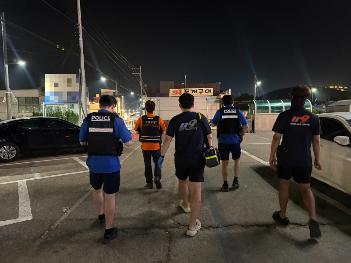 지난 6일 오후 인천 영종구 왕산해수욕장 인근 펜션에서 '아빠가 쓰러졌다'는 신고를 받고 출동한 경찰과 소방대원의 모습./사진=조유진 기자.