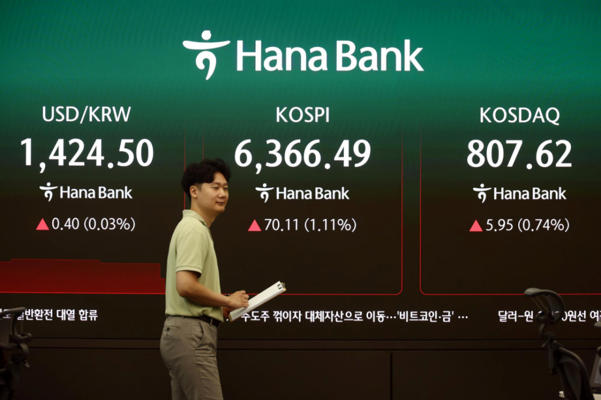 코스피가 전 거래일 대비 1.09%(68.69포인트) 오른 6365.07에 출발한 7일 서울 하나은행 본점 딜링룸에서 딜러들이 업무를 보고 있다. /사진=뉴시스