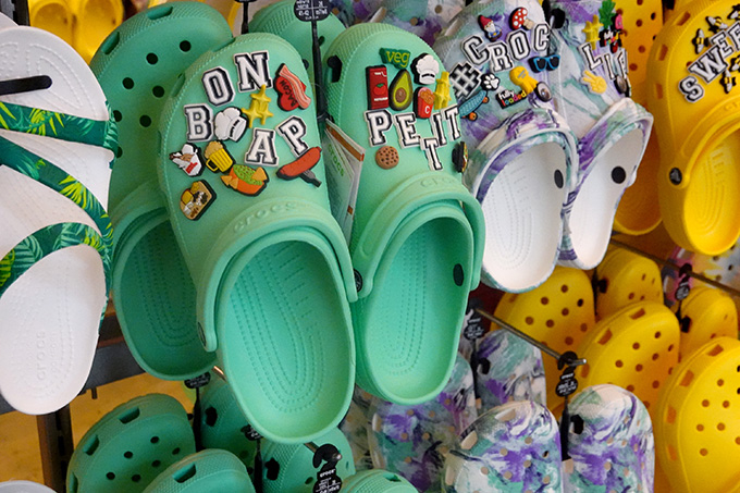 가볍고 편안한 착용감으로 여름철 특히 인기 있는 '크록스'(Crocs) 신발을 장시간 착용 시 발 건강을 해칠 수 있다는 전문가 경고가 나왔다. 특히 성장기 아동의 경우 걸음걸이 형성에도 부정적인 영향을 줄 수 있어 주의가 요구된다./AFPBBNews=뉴스1
