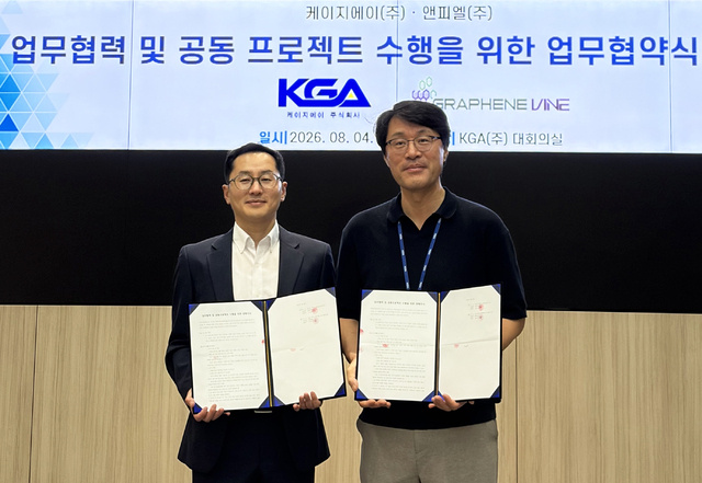 최창호 경상대 화학공학과 교수(왼쪽)와 김옥태 케이지에이 대표./사진제공=케이지에이