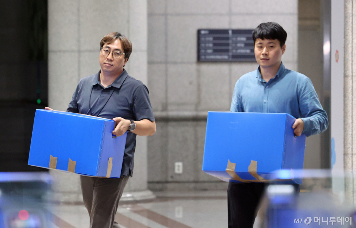 검경 합동수사본부 직원들이 23일 오후 경기 과천 중앙선거관리위원회에서 압수수색을 마친 뒤 이동하고 있다. 합동수사본부는 6·3 지방선거 당일 벌어진 투표율 허위 조작 입력과 투표 용지 부족으로 인한 국민참정권 침해와 관련해 중앙선거관리위원회, 경기도선거관리위원회, 서울 송파구선거관리위원회에 대한 압수수색을 했다. 2026.07.23. /사진=머니투데이 DB