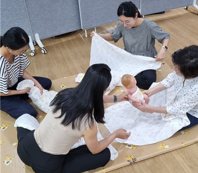 서울 송파구는 송파산모건강증진센터에서 결혼이민자 임산부를 위한 '초보엄마 아기돌보기' 특강을 실시한다고 7일 밝혔다./사진제공=서울 송파구