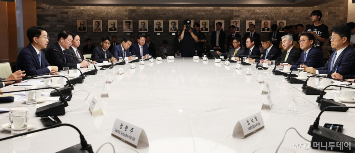 (서울=뉴스1) 오대일 기자 = 조정식 국회의장이 1일 오전 서울 중구 대한상공회의소 회관에서 열린 경제대도약 간담회에서 모두발언을 하고 있다. 국회와 경제계는 이 자리에서 인공지능(AI) 정책, 청년 일자리, 지역경제 활성화 등 민생경제 회복과 미래 성장동력 확보를 위한 협력 방안 등을 논의했다. 2026.7.1/뉴스1 Copyright © 뉴스1. All rights reserved. 무단 전재 및 재배포, AI학습 이용 금지. /사진=(서울=뉴스1) 오대일 기자