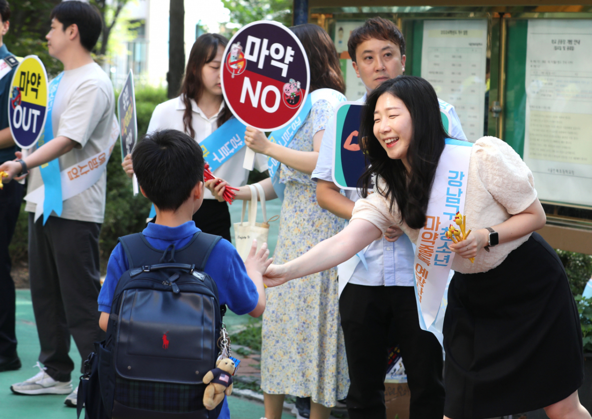 서울 강남구 관계자가 2024년 8월 관내 청소년 등굣길에서 마약류 예방 캠페인을 진행하고 있다. /사진제공=서울 강남구청