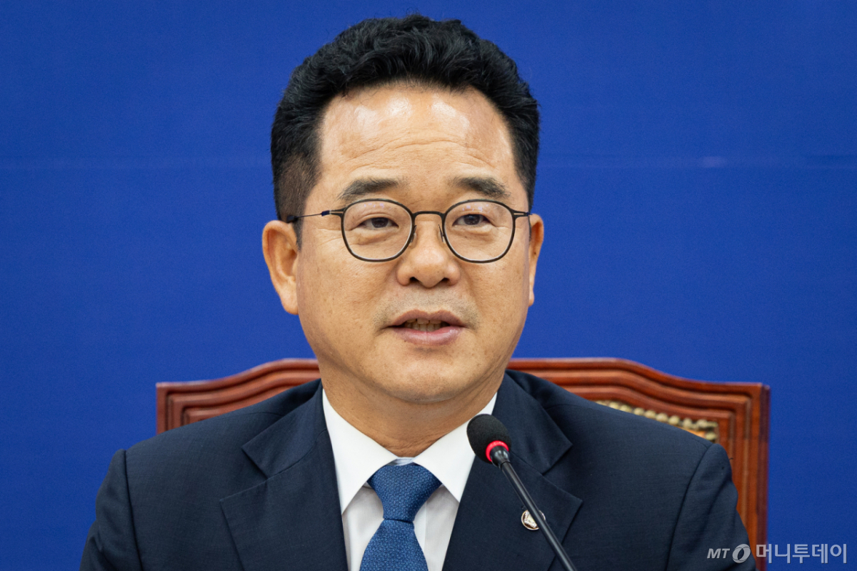 (서울=뉴스1) 유승관 기자 = 민병덕 더불어민주당 을지로위원장이 9일 서울 여의도 국회에서 열린 의류 라벨갈이 근절 및 패션·봉제산업 기반 보호를 위한 기자간담회에서 인사말을 하고 있다. 2026.7.9/뉴스1 Copyright © 뉴스1. All rights reserved. 무단 전재 및 재배포, AI학습 이용 금지. /사진=(서울=뉴스1) 유승관 기자