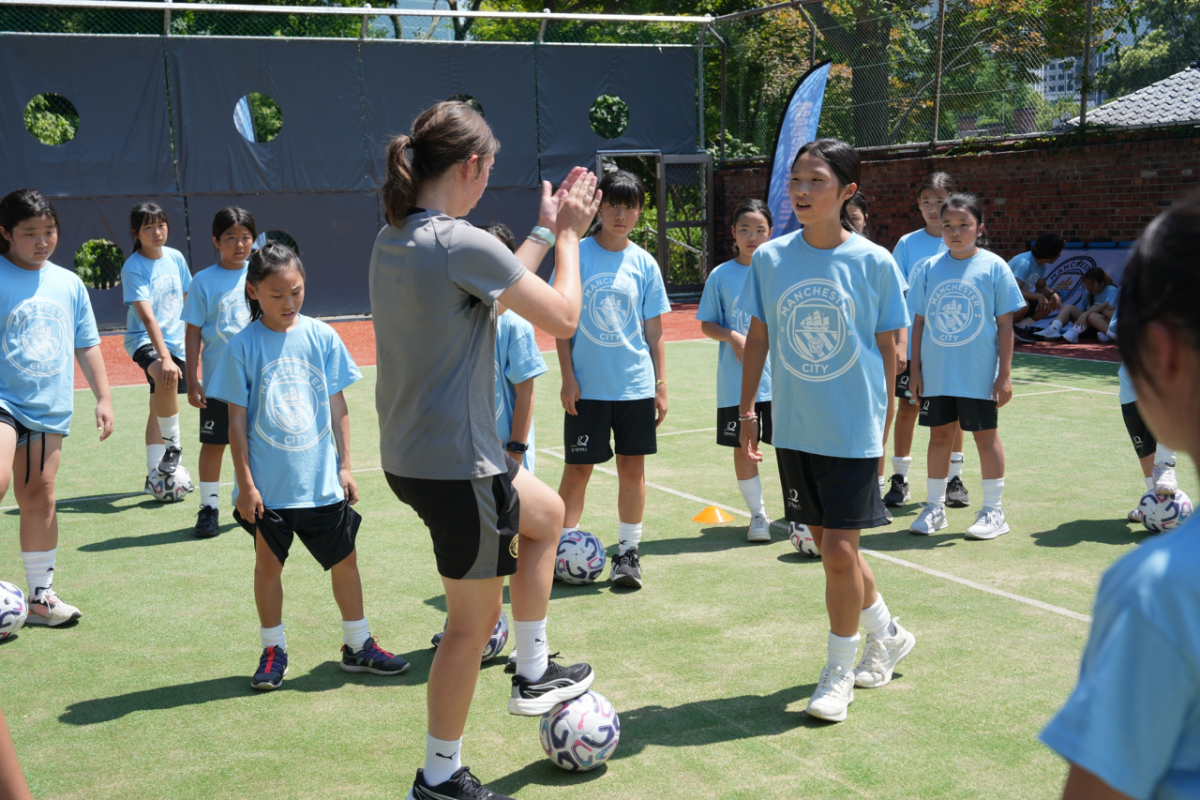 6일 서울 중구 주한영국대사관에서 열린 축구 코칭 프로그램 참가 소녀들이 맨시티 코칭진의 설명을 듣고 있다./사진제공=주한영국대사관