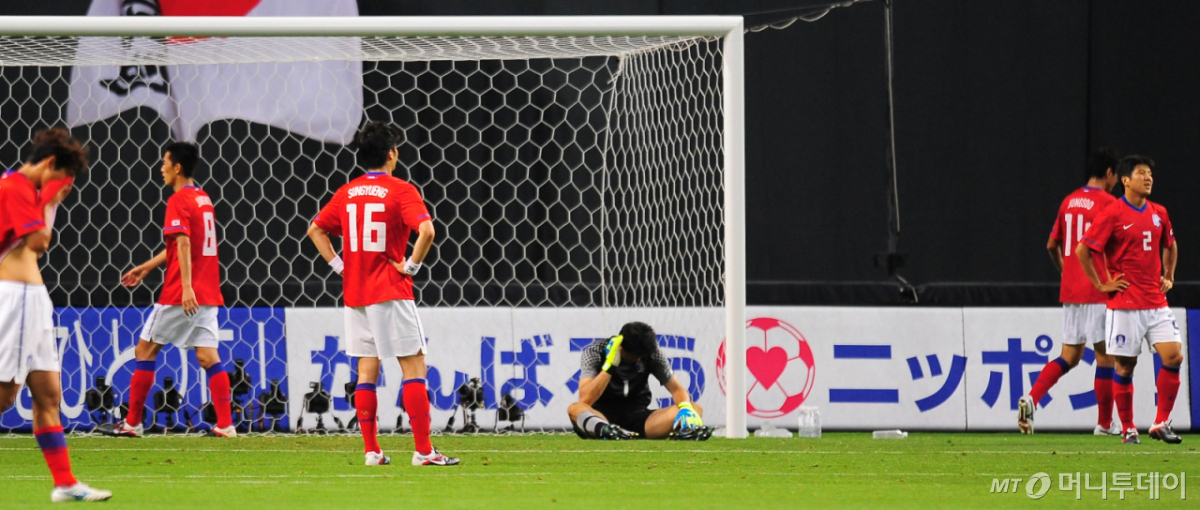 2011년 8월 10일 삿포로돔에서 열린 한일 축구대표팀 친선경기에서 한국 선수들이 낙담하고 있다.