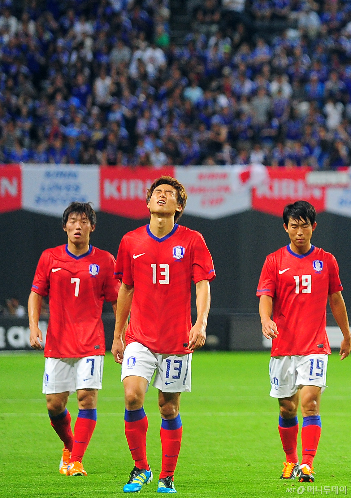 2011년 8월 10일 삿포로돔에서 열린 한일 축구대표팀 친선경기에서 한국 선수들이 낙담하고 있다.