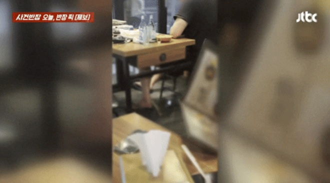 술에 취한 남성이 식당 의자에 앉은 채 소변을 보는 영상이 공개돼 논란이다. /사진=JTBC '사건반장' 캡처