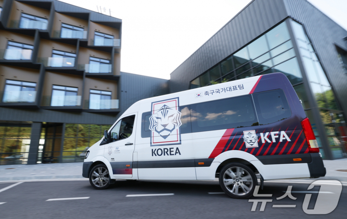 경찰이 6일 오전부터 충남 천안에 있는 대한축구협회 사무실과 서울 종로구 축구회관(구 대한축구협회 사무실) 등에 대한 압수수색 영장을 집행하고 있다. 사진은 이날 압수수색이 진행 중인 충남 천안시 서북구 입장면 대한축구협회 사무실의 모습. /사진=뉴스1 제공
