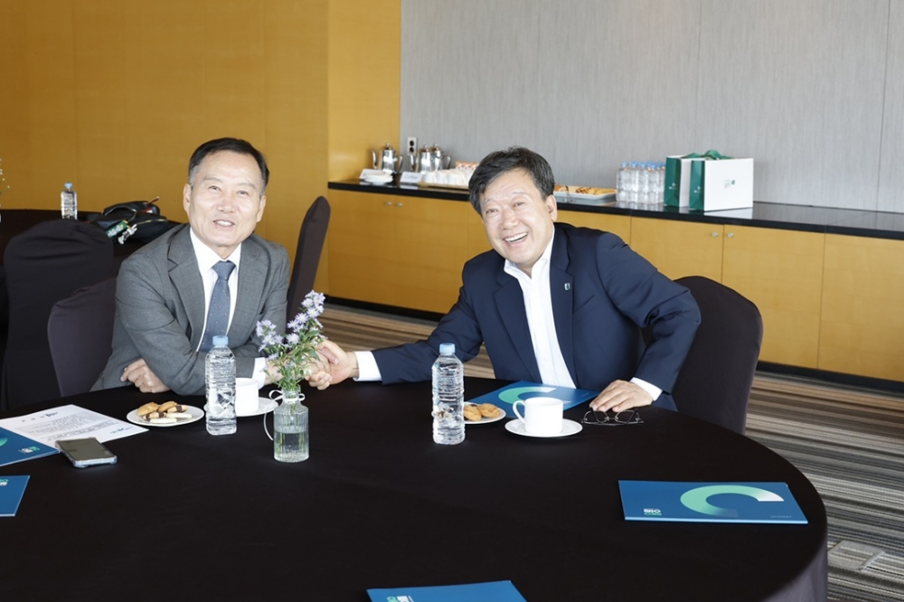 김태성 신안군수(왼쪽)와 남한권 울릉군수가 만나 '국토외곽 먼섬 지원 특별법' 대응 간담회를 가졌다./사진제공=신안군