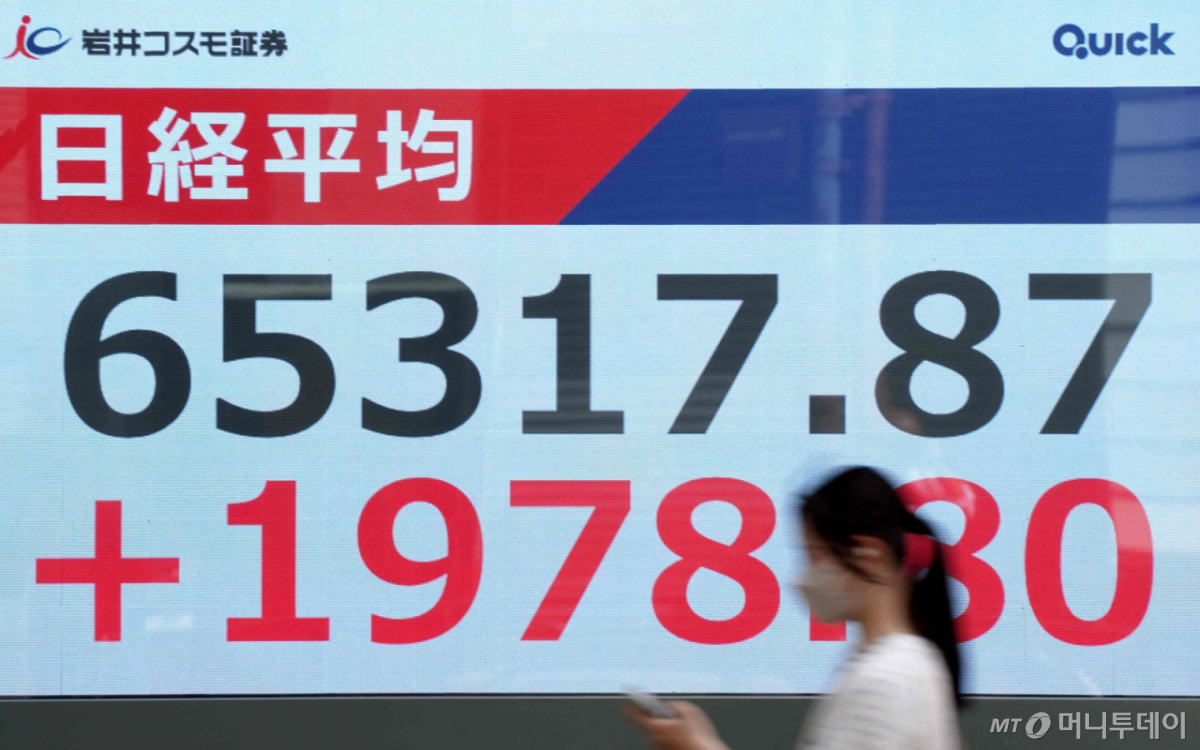 (도쿄 AFP=뉴스1) 이창규 기자 = 일본 닛케이225지수가 25일 6만5000 선을 돌파했다. 2026.5.25./뉴스1 ⓒ AFP=뉴스1 Copyright © 뉴스1. All rights reserved. 무단 전재 및 재배포, AI학습 이용 금지. /사진=(도쿄 AFP=뉴스1) 이창규 기자