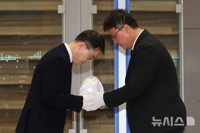 캄보디아 깜폿주 보코산 인근 차량 범죄 단지에서 감금돼 고문 당한 뒤 숨진 경북 예천 출신 대학생 A씨의 유해가 지난해 10월 21일 오전 인천국제공항을 통해 송환돼 안중만 당시 경북경찰청 형사기동대장에게 인수되고 있다./사진=뉴시스