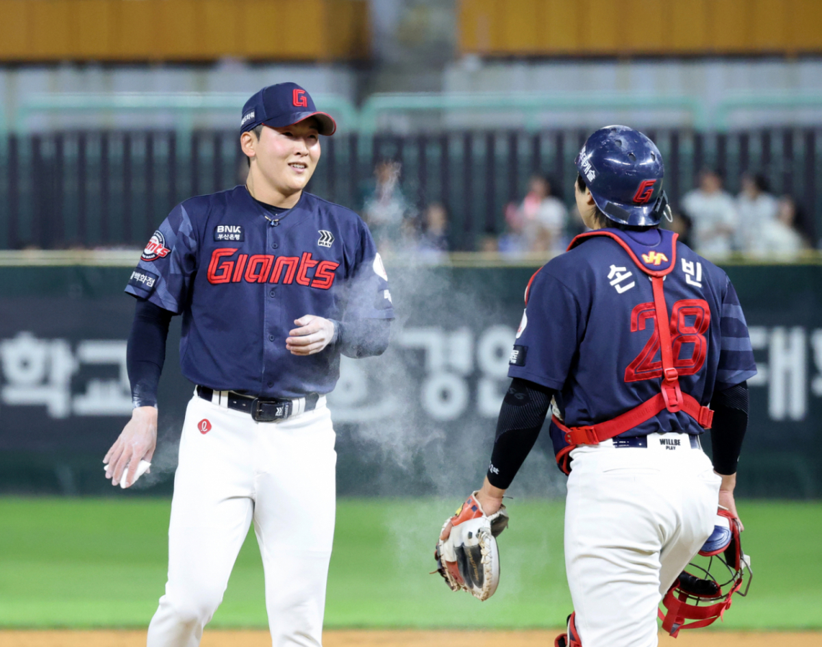 롯데 마무리 최준용이 17일 인천SSG랜더스필드에서 열리는 2026KBO리그 SSG랜더스와 롯데자이언츠 경기 9회말 무사 2루에서 시작된 위기를 무실점으로 막아내며 2-1 승리를 지켜냈다. 포수 손성빈과 위기 돌파를 위해 이야기를 나누는 최준용.. 2026.06.17. /사진=강영조 cameratalks@
