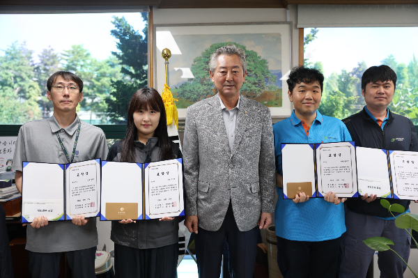(사진 왼쪽부터)정석케미칼의 김형오 대리, 장서연 연구원, 김용현 대표, 권의주 사원, 최현민 과장이 우수 교육생 포상 수여식에서 기념사진을 찍고 있다/사진제공=정석케미칼