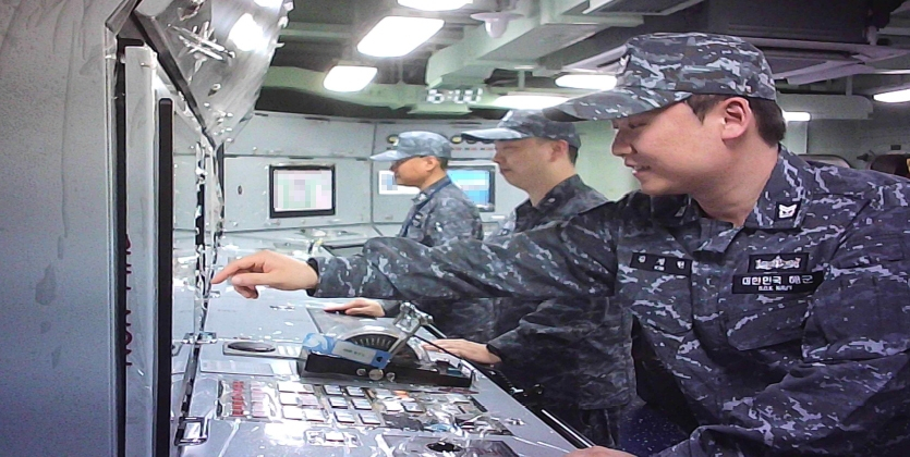 해군이 양만춘함(DDH-I) 통합기관제어체계(ECS) 장비를 운용하는 모습 /사진제공=한화시스템