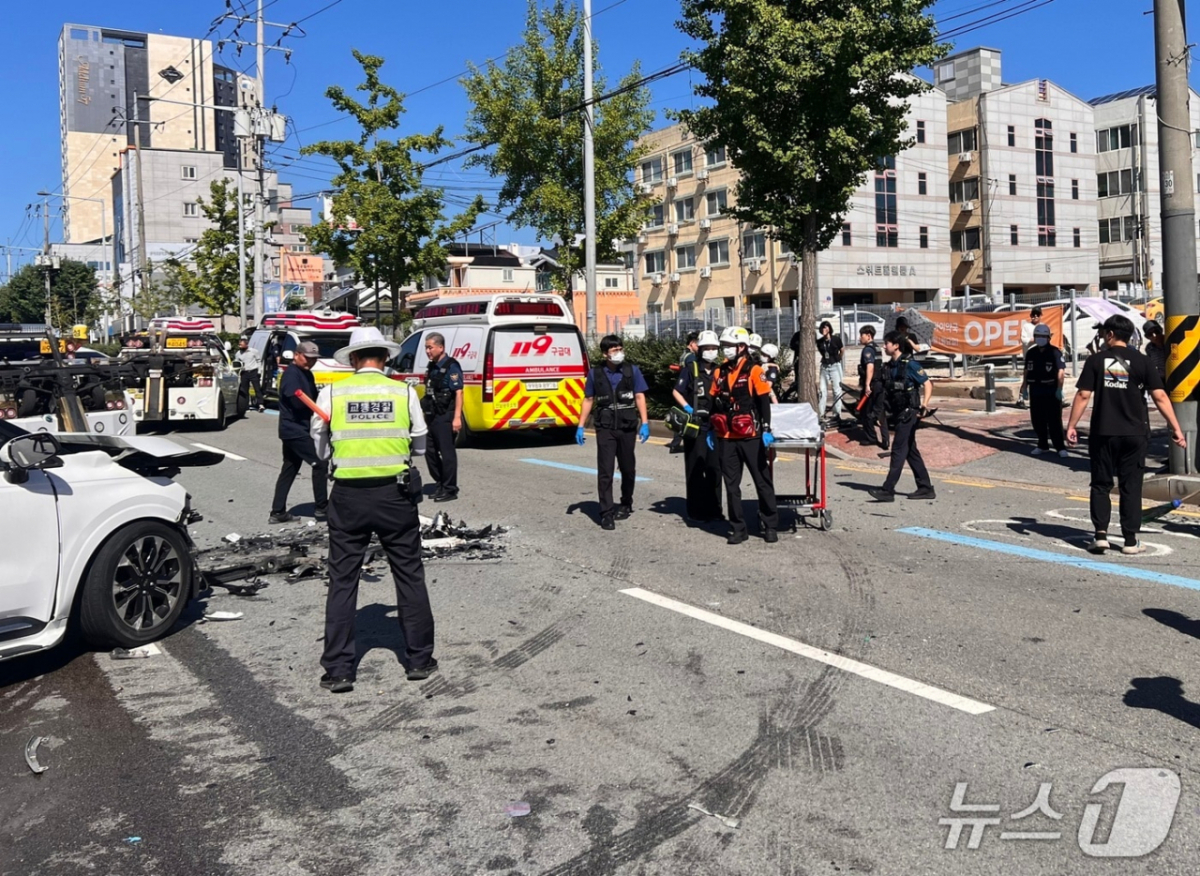 7일 오전 전남광주 서구 화정역 인근 도로에서 사고가 발생해 소방 당국이 구조에 나서고 있다. /사진=뉴스1(전남광주통합소방본부 제공)