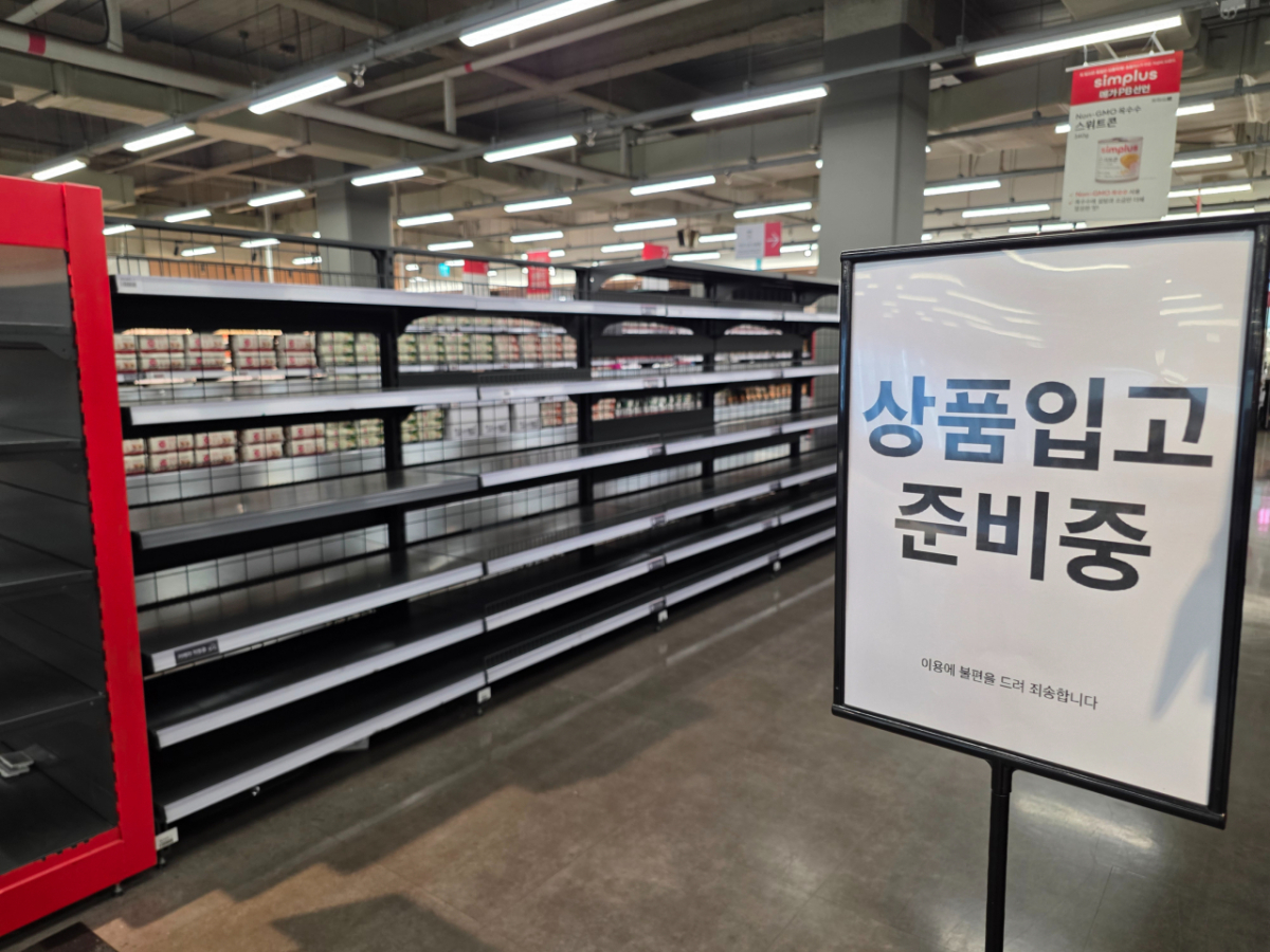 홈플러스 강서점 매대가 비어있는 모습./사진=조성우 기자