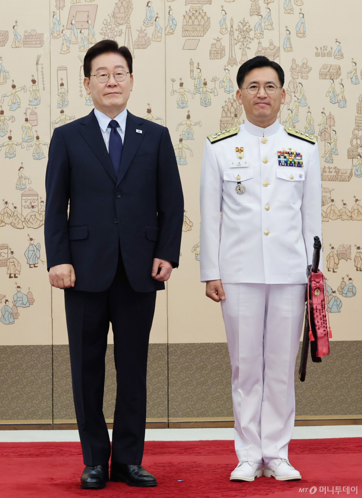 [서울=뉴시스] 김진아 기자= 이재명 대통령이 7일 청와대에서 열린 장성 진급 신고 및 삼정검 수치 수여식에서 조충호 해군 참모차장(중장)에게 삼정검 수치를 수여한 뒤 기념촬영을 하고 있다. (청와대통신사진기자단) 2026.08.07. bluesoda@newsis.com /사진=김진아