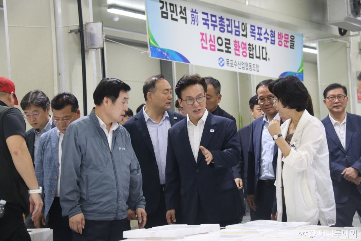 김민석 더불어민주당 당대표 후보가 7일 전남광주 목포시 묵포수협 위판장을 찾아 시설을 살펴보고 있다./사진=뉴시스